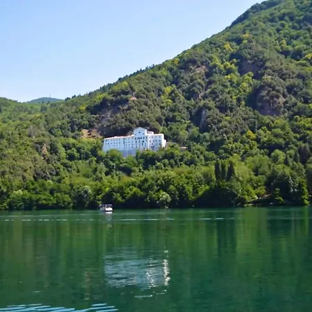 With 4 Bedrooms In With Wonderful Mountain View Furnished Garden And Wifi *